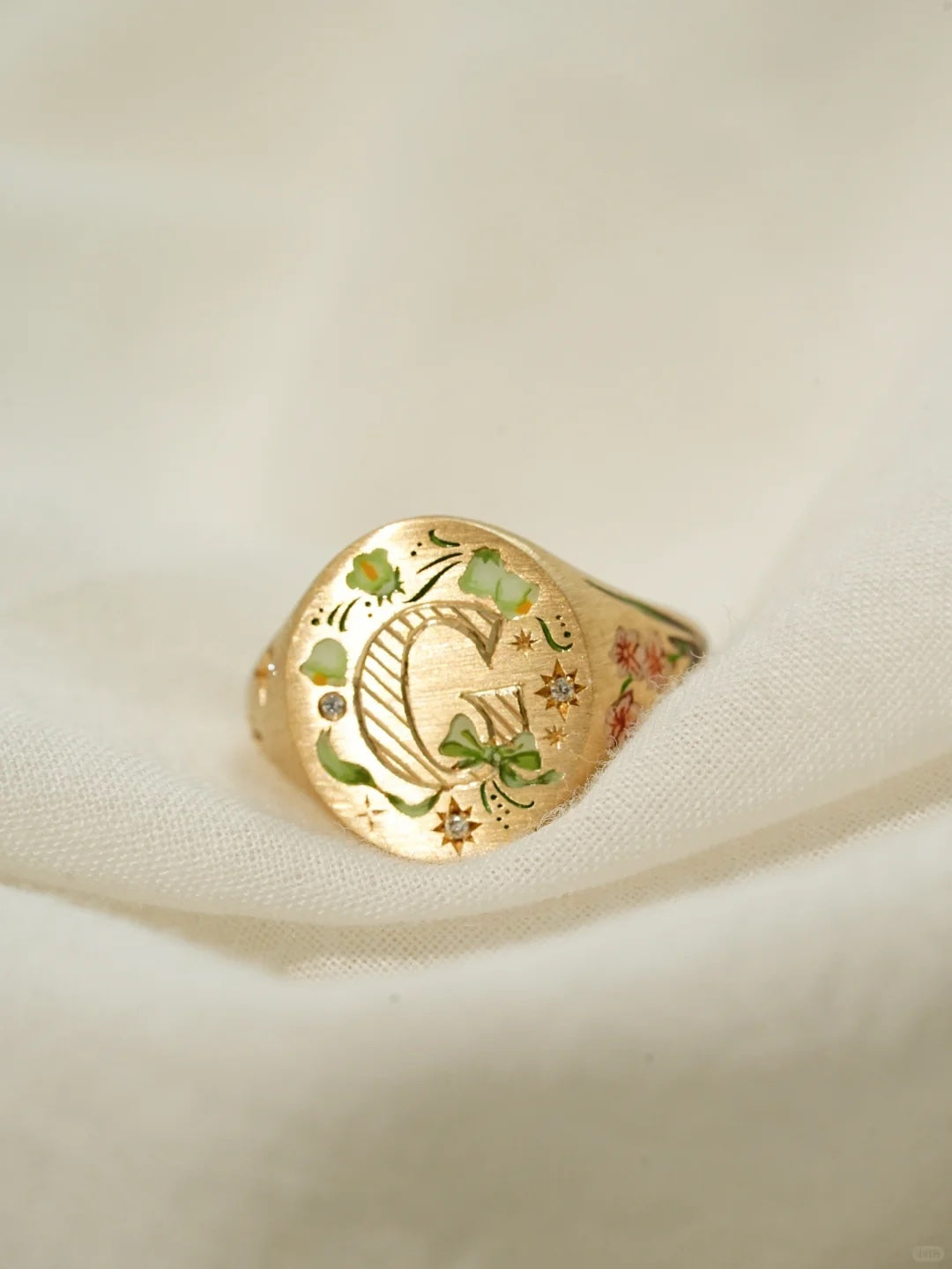 Gold pet portrait jewelry piece ready to gift