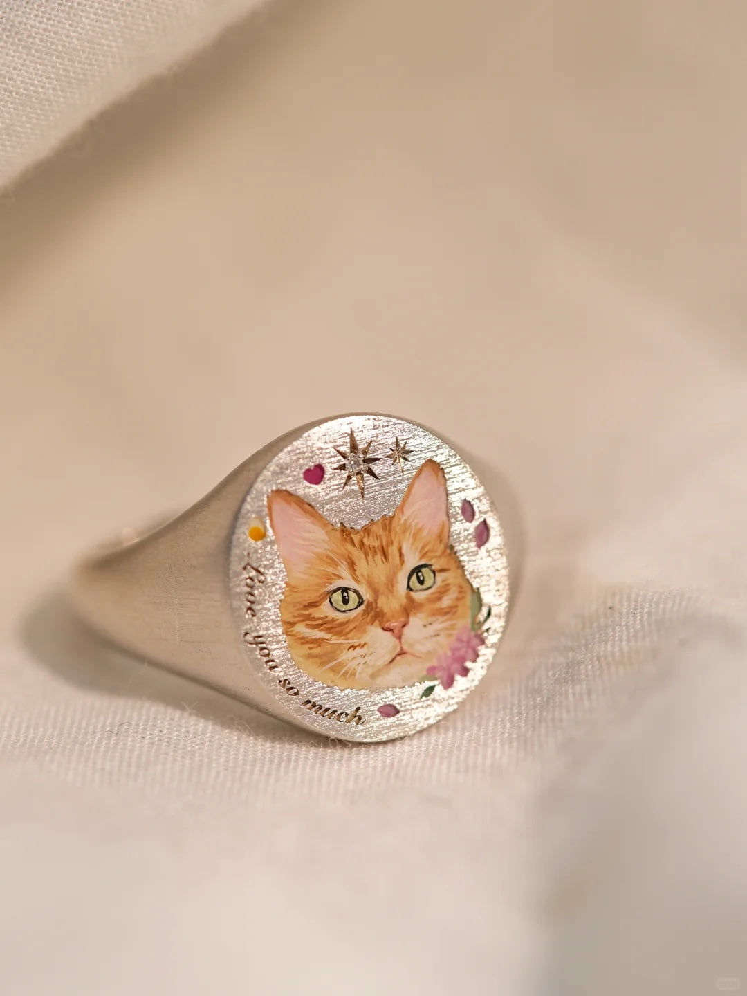 Gold pet portrait ring with a painted cat miniature
